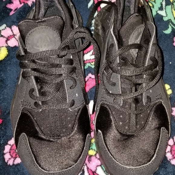 black huaraches size 5.5